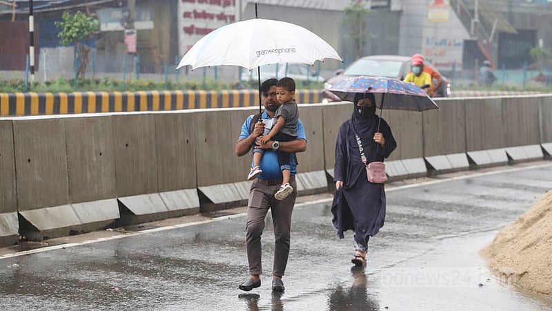 দিনের শুরুতে বৃষ্টির দেখা পেয়ে রোববার সকালে ছাতা হাতে বাইরে বের হন অনেকে। ছবি: আসিফ মাহমুদ অভি