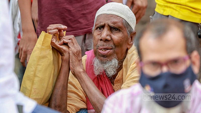 রোজা উপলক্ষে ঢাকার আজিমপুর এলাকায় টিসিবির পণ্য বিক্রির লাইনে ভোগান্তিতে পড়েন নারী, শিশু ও বয়স্করা। ছবি: তাওহীদুজ্জামান তপু