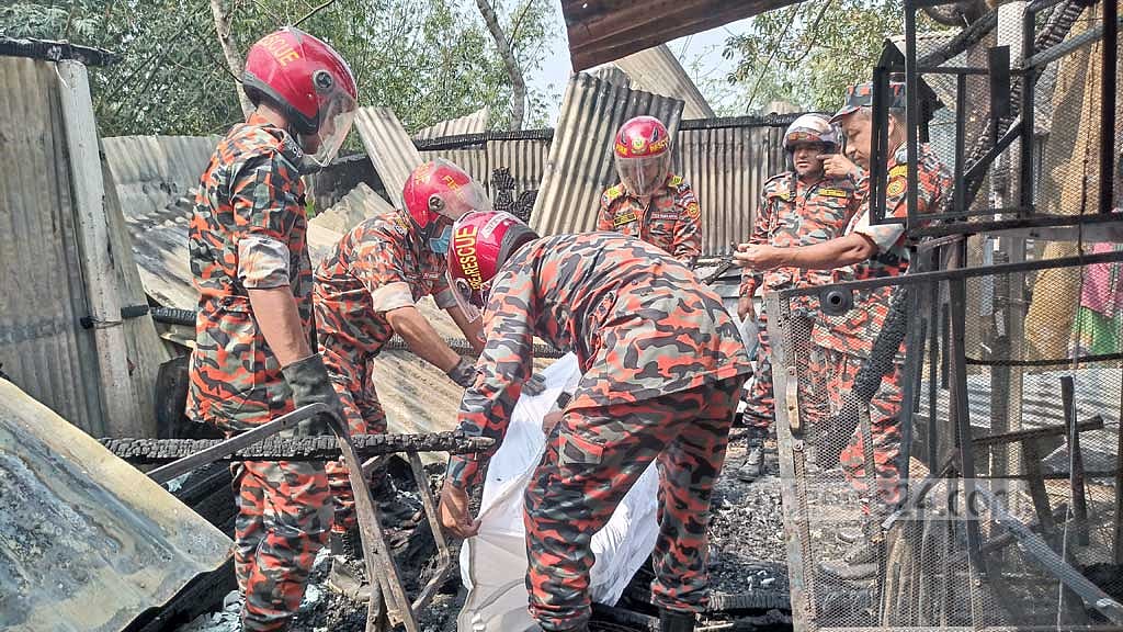 ময়মনসিংহে পোড়া বসত ঘর থেকে অগ্নিদগ্ধ যুবকের লাশ উদ্ধার