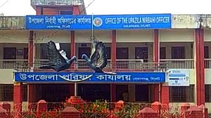 সিলেটে সরকারি কর্মকর্তাকে ‘ভাই’ ডেকে পড়লেন ক্ষোভের মুখে