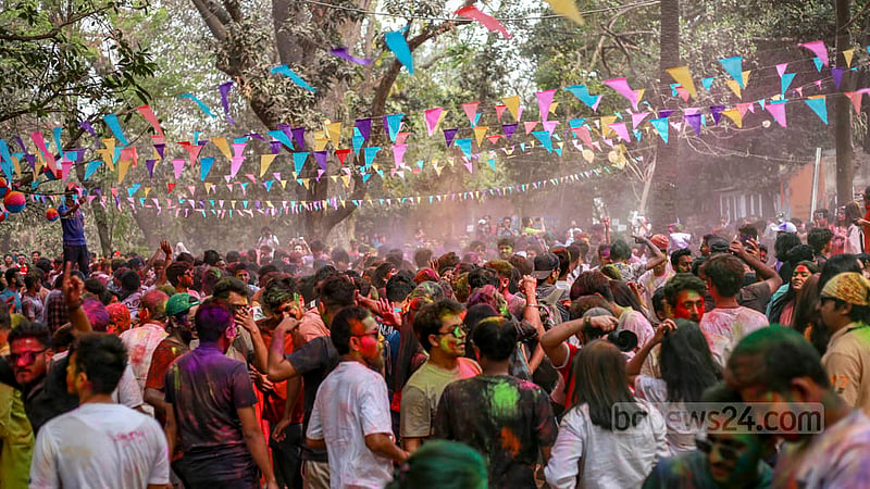 ঢাকা বিশ্ববিদ্যালয়ের চারুকলা অনুষদে বুধবার তরুণ-তরুণীরা আবীর মেখে মেতে উঠেছিলেন রং উৎসবে। ছবি: তাওহীদুজ্জামান তপু