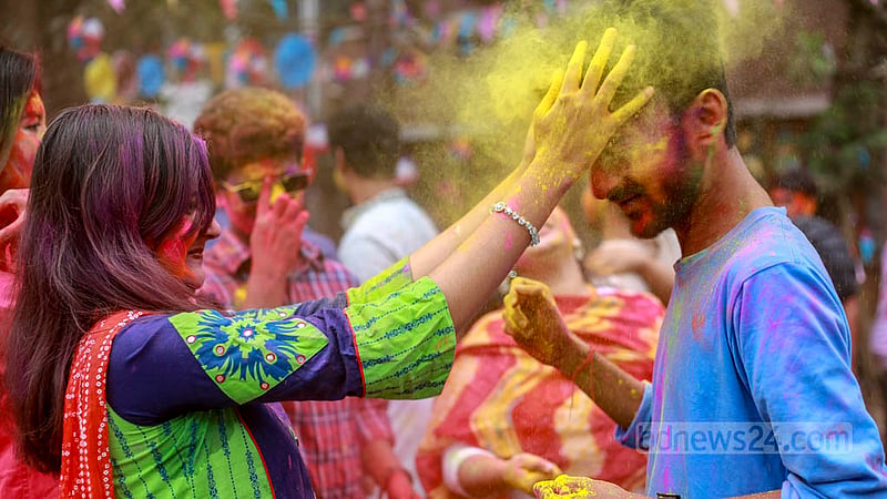 ঢাকা বিশ্ববিদ্যালয়ের চারুকলা অনুষদে বুধবার তরুণ-তরুণীরা আবীর মেখে মেতে উঠেছিলেন রং উৎসবে। ছবি: তাওহীদুজ্জামান তপু