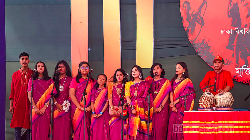ঢাকা বিশ্ববিদ্যালয়ের কেন্দ্রীয় খেলার মাঠে মুক্তিযুদ্ধ জাদুঘরের আয়োজনে মুক্তির উৎসবে গান পরিবেশন করেন মিরপুর গার্লস আইডিয়াল ল্যাবরেটরি ইনস্টিটিউটের শিক্ষার্থীরা।&amp;nbsp;ছবি: মাহমুদ জামান অভি