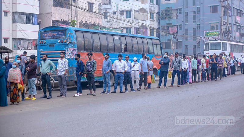 মোহাম্মদপুর বাস স্ট্যান্ড থেকে ফার্মগেট-কারওয়ান বাজার হয়ে বাংলামটর রুটে একটি মাত্র পরিবহনের বাস চলে; যে কারণে যাত্রীদের লাইন লম্বা হতেই থাকে।&amp;nbsp;ছবি: তাওহীদুজ্জামান তপু