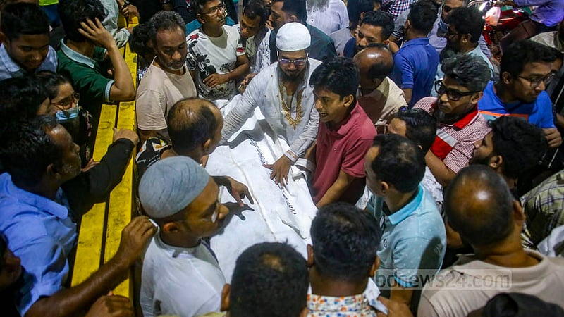পুরান ঢাকার সিদ্দিক বাজারে বিস্ফোরণে নিহত ইসমাইলের মরদেহ বুঝে নেন বড় ভাই জয়নাল আবেদিন ও মেজ ভাই মোহাম্মদ হানিফ। অ্যাম্বুলেন্স করে মরদেহ নিয়ে যাওয়া হয় পুরান ঢাকার আলুবাজারের বাসায়।&amp;nbsp;ছবি: তাওহীদুজ্জামান তপু