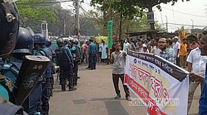 চট্টগ্রাম করদাতা পরিষদের ঘেরাওয়ে পুলিশের বাধা, ছাত্রলীগ-যুবলীগের পাল্টা অবস্থান