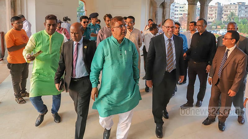 সংস্কার ও পুনরুদ্ধারের কার্যক্রম শেষে মুঘল আমলের স্থাপত্য লালবাগ কেল্লার হাম্মাম খানা ঘুরে দেখেন অতিথিরা। ছবি: আসিফ মাহমুদ অভি