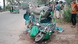 সিরাজগঞ্জে লরি চাপায় চুরমার অটোরিকশা, নিহত ২ আরোহী