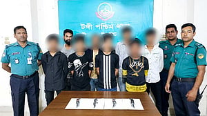 গাজীপুরে ‘ডাকাতির প্রস্তুতি’র সময় অস্ত্রসহ গ্রেপ্তার ৮
