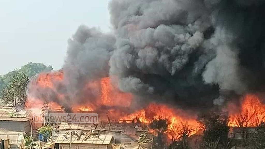 কক্সবাজারে রোহিঙ্গা ক্যাম্পের আগুন ছড়িয়ে পড়ছে, নিয়ন্ত্রণে ৭ ইউনিট