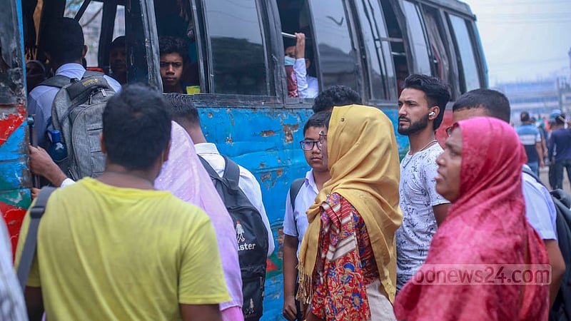 ঢাকার মোহাম্মদপুর বাস স্ট্যান্ডে রোববার সকালে বাসে উঠতে গেইটের সামনে যাত্রীদের ভিড়।&amp;nbsp;ছবি: তাওহীদুজ্জামান তপু