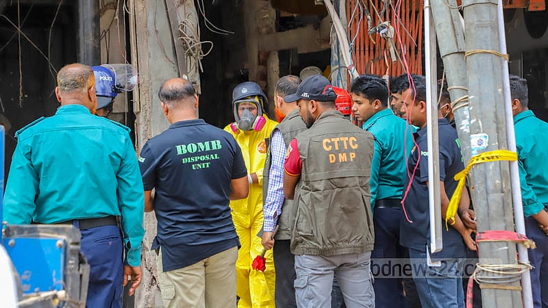 পুরান ঢাকার সিদ্দিক বাজারে ভবনে বিস্ফোরণের ঘটনায় ফায়ার সার্ভিস উদ্ধার কাজ শেষ করেছে, বিস্ফোরণের কারণ অনুসন্ধান করছে পুলিশ। ছবি: আসিফ মাহমুদ অভি