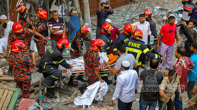 পুরান ঢাকার সিদ্দিক বাজারে মঙ্গলবার একটি ভবনে বিস্ফোরণের পর হতাহতদের বের করে নিয়ে যাচ্ছেন ফায়ার সার্ভিসের কর্মীরা।&amp;nbsp;ছবি: আসিফ মাহমুদ অভি