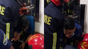 ৯৯৯ কার্যালয়ের লিফটে আটকা, উদ্ধার ৯৯৯-এ কল করেই
