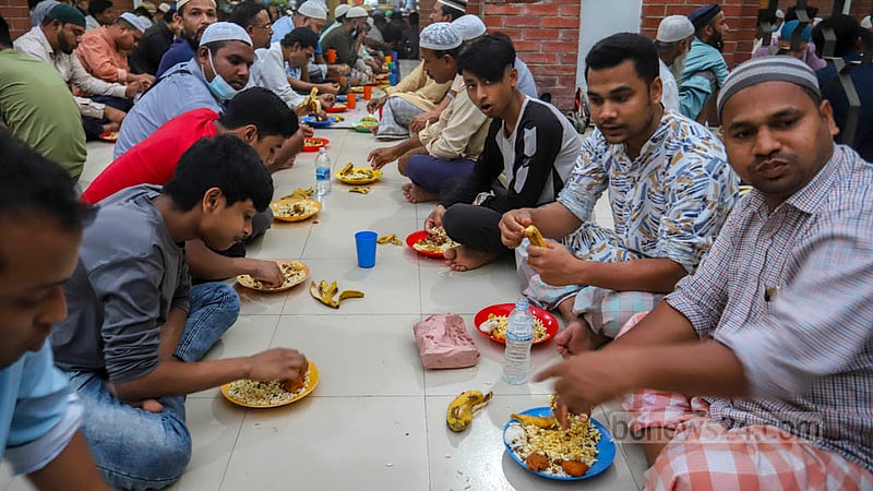 গাউসুল আজম মসজিদে ইফতার করছেন রোজাদাররা। ছবি: আসিফ মাহমুদ অভি
