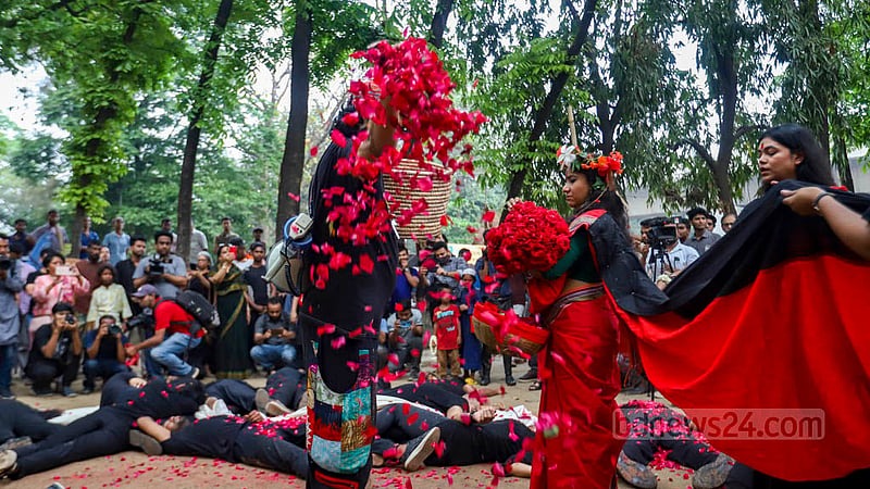 একাত্তরের ২৫ মার্চের সেই ভয়াল রাতের নৃশংসতা শনিবার ঢাকা বিশ্ববিদ্যালয়ের টিএসসিতে তুলে ধরা হয় পথনাটকে।&amp;nbsp;ছবি: মাহমুদ জামান অভি