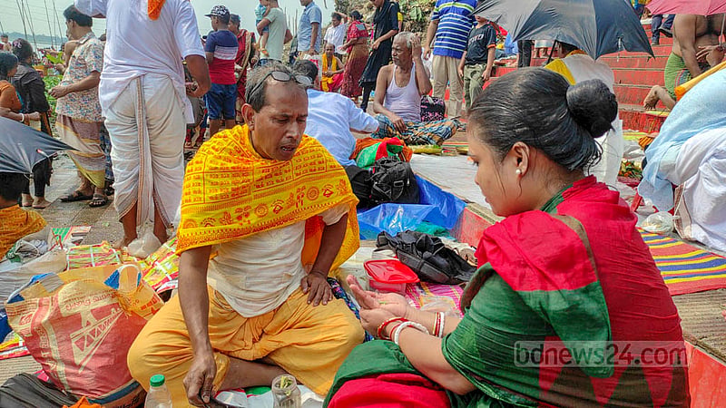 নারায়ণগঞ্জের লাঙ্গলবন্দে বুধবার অষ্টমী স্নানে আসা এক পুণ্যার্থী।