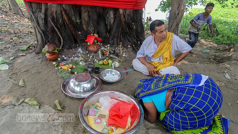 ঢাকার সাভারের বিরুলিয়া খেয়া ঘাটের বটতলায় অষ্টমী স্নানের পূজায় নৈবদ্য দিচ্ছেন এক পুণ্যার্থী। ছবি: আসিফ মাহমুদ অভি