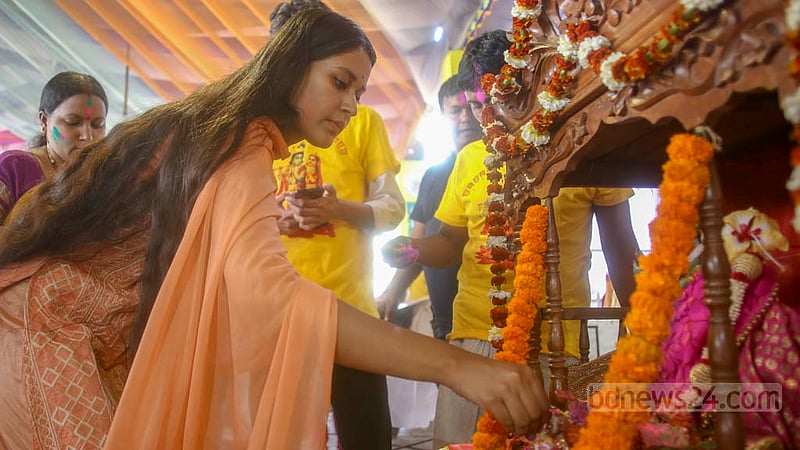 সনাতন ধর্মাবলম্বীরা মঙ্গলবার ঢাকেশ্বরী মন্দিরে প্রতিমাকে আবীরের ছোঁয়া।&amp;nbsp;ছবি: তাওহীদুজ্জামান তপু
