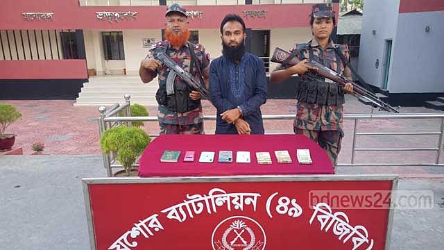 বেনাপোলে ১৬ হাজার কানাডিয়ান ডলারসহ এক ব্যক্তি আটক