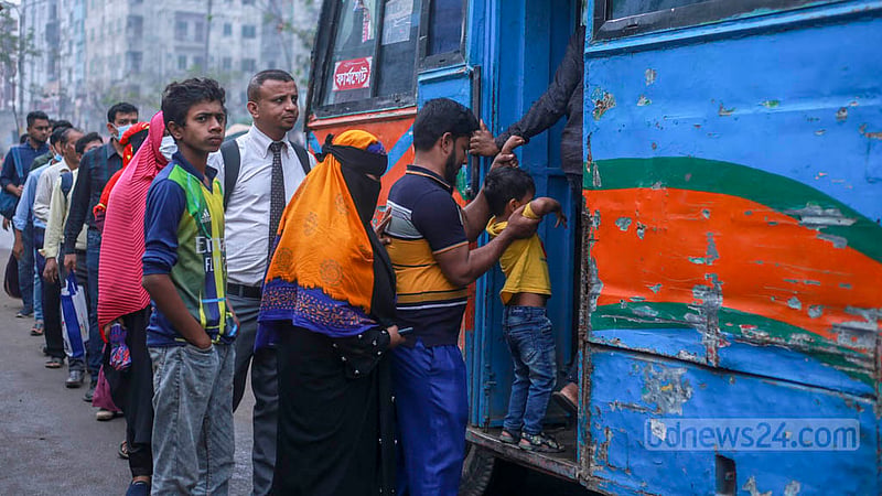 ঢাকার মোহাম্মদপুর বাস স্ট্যান্ডে রোববার সকালে লম্বা লাইনে দাঁড়িয়ে বাসে উঠছেন যাত্রীরা।&amp;nbsp;ছবি: তাওহীদুজ্জামান তপু