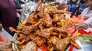 ইফতারির ঐতিহ্যবাহী বাজারে হাঁকডাক