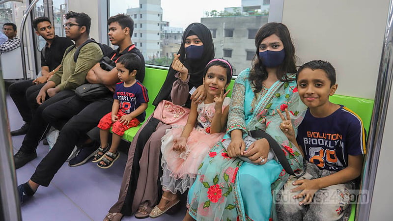 কাজীপাড়া থেকে উত্তরামুখী মেট্রো ট্রেনে যাত্রীরা। ছবি: আসিফ মাহমুদ অভি