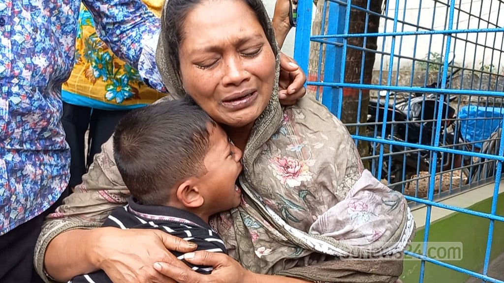 মাদারীপুরে বাস খাদে: বি‌দেশ যাওয়া হ‌লো না তাস‌মি‌মের বাবার