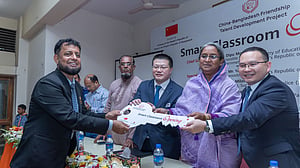 চাঁদপুরে স্মার্ট ক্লাসরুম চালু করল চীন দূতাবাস