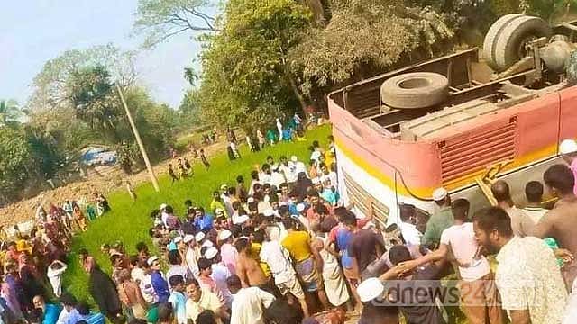 নেত্রকোণায় শিক্ষাসফরের বাস খাদে পড়ে মাদ্রাসা শিক্ষার্থী নিহত, আহত ১২