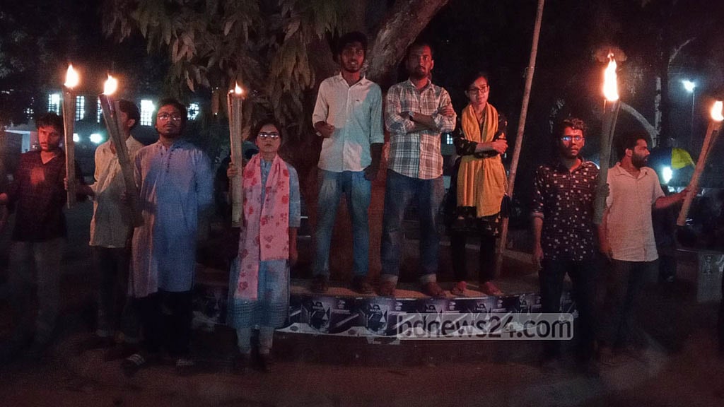 এবার ৬ দফা দাবিতে রাবির ৮ সংগঠনের মশাল মিছিল