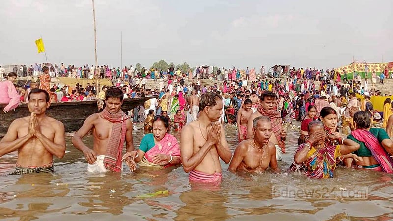কুড়িগ্রামের চিলমারীতে ব্রহ্মপুত্র নদীতে বুধবার সকালে অষ্টমী স্নানে পূর্ণ্যার্থীরা।