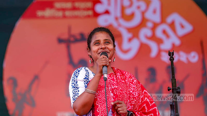 ঢাকা বিশ্ববিদ্যালয়ের কেন্দ্রীয় খেলার মাঠে শুক্রবার মুক্তির উৎসবে শুভেচ্ছা বক্তব্য দেন এভারেস্ট বিজয়ী প্রথম বাংলাদেশি নারী নিশাত মজুমদার।&amp;nbsp;ছবি: মাহমুদ জামান অভি