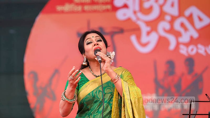 ঢাকা বিশ্ববিদ্যালয়ের কেন্দ্রীয় খেলার মাঠে শুক্রবার দেশাত্ববোধক গান পরিবেশন করেন ফেরদৌস আরা।&amp;nbsp;ছবি: মাহমুদ জামান অভি
