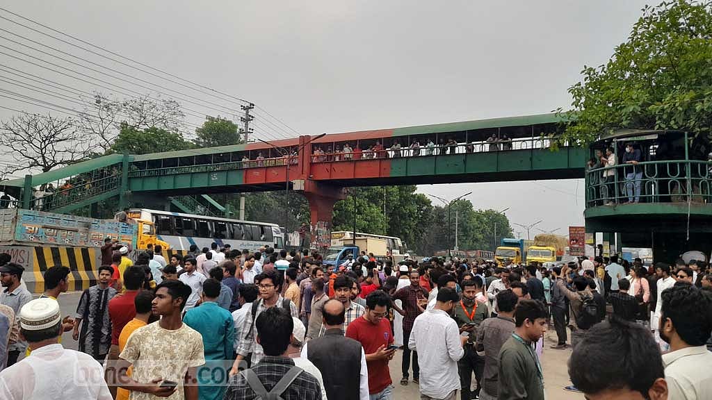 সাংবাদিক শামসের মুক্তির দাবিতে ঢাকা-আরিচা মহাসড়ক অবরোধ