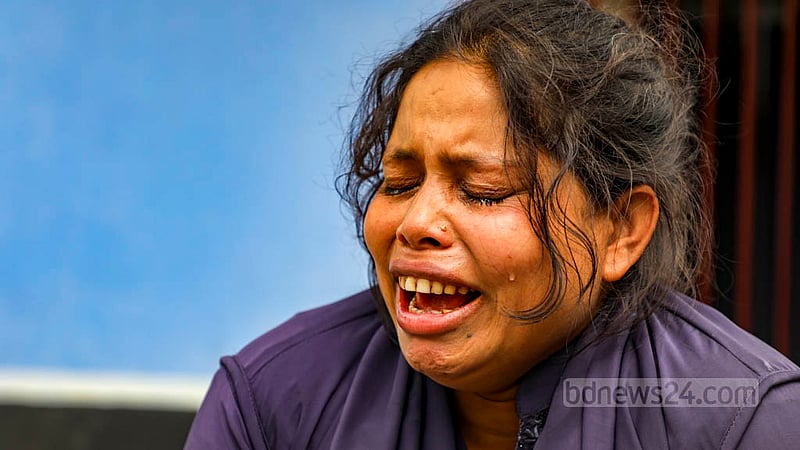 বঙ্গবন্ধু এক্সপ্রেসওয়ের রেলিং ভেঙে নিচে পড়া ইমাদ পরিবহনের বাস দুর্ঘটনায় নিহতদের স্বজনরা শিবচর উপজেলা স্বাস্থ্য কমপ্লেক্সে কান্নায় ভেঙ্গে পড়েন।