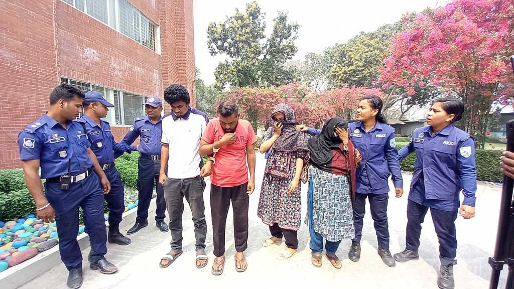 দিনাজপুরে ‘জিনের বিবি পরিচয়ে কোটি টাকা আদায়’, গ্রেপ্তার ৪
