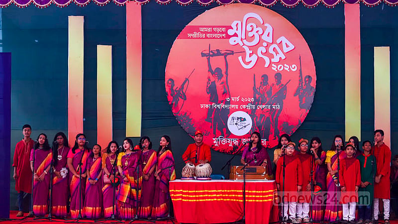 ঢাকা বিশ্ববিদ্যালয়ের কেন্দ্রীয় খেলার মাঠে মুক্তিযুদ্ধ জাদুঘরের আয়োজনে মুক্তির উৎসবে গান পরিবেশন করেন মিরপুর গার্লস আইডিয়াল ল্যাবরেটরি ইনস্টিটিউটের শিক্ষার্থীরা।&amp;nbsp;ছবি: মাহমুদ জামান অভি