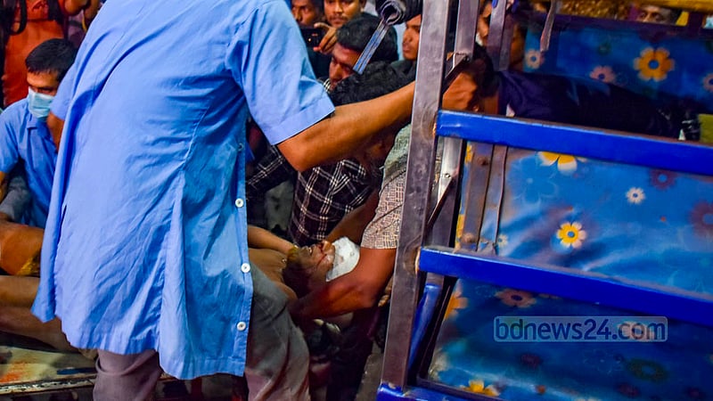 চট্টগ্রামের সীতাকুণ্ডে সীমা অক্সিজেন প্ল্যান্টে শনিবার বিকালে বিস্ফোরণের পর আহতদের নিয়ে যাওয়া হয় চট্টগ্রাম মেডিকেল কলেজ হাসপাতালে।