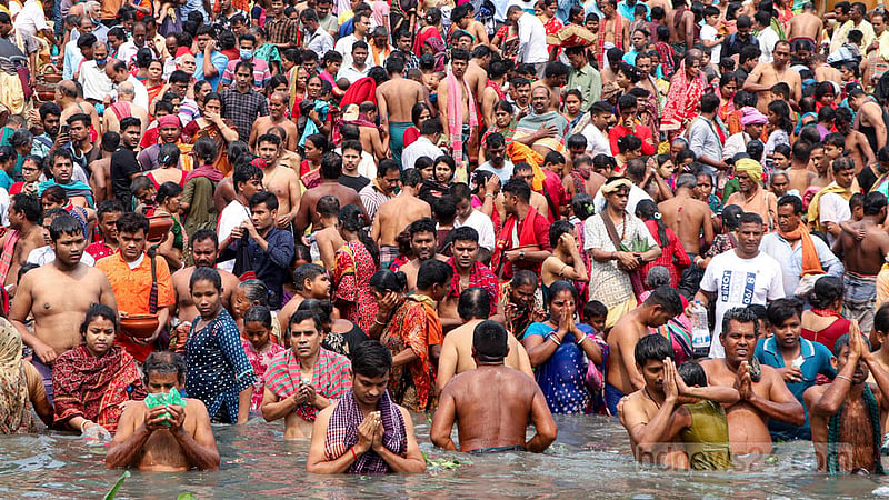 নারায়ণগঞ্জের লাঙ্গলবন্দে বুধবার ব্রহ্মপুত্র নদীতে অষ্টমী স্নানে অংশ নিতে আসা সনাতন ধর্মাবলম্বীরা।&amp;nbsp;ছবি:&amp;nbsp;সোহরাব হোসেন টিটু