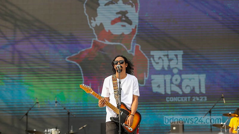 ঢাকার আর্মি স্টেডিয়ামে বুধবার জয় বাংলা কনসার্টে পরিবেশনায় ব্যান্ড দল ‘কার্নিভাল’।