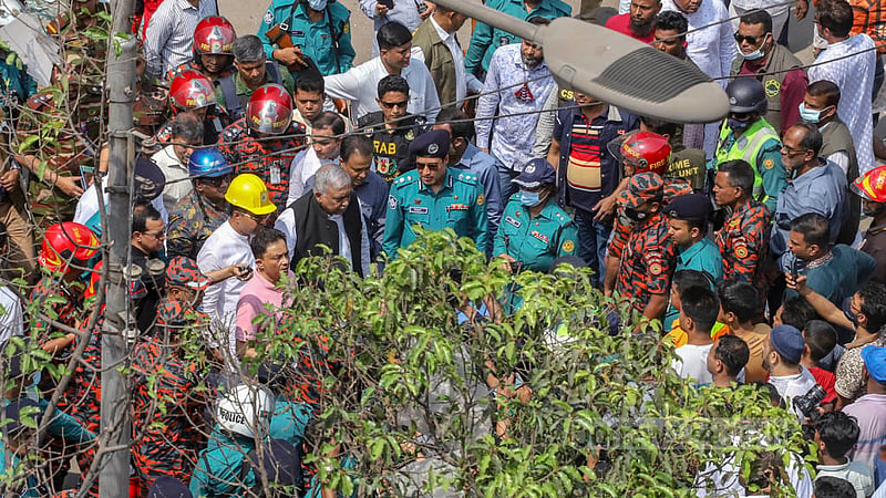 পুরান ঢাকার সিদ্দিক বাজারে বিস্ফোরণে বিধ্বস্ত ভবন বুধবার পরিদর্শন করেন স্বরাষ্ট্রমন্ত্রী আসাদুজ্জামান খান কামাল। ছবি: আসিফ মাহমুদ অভি