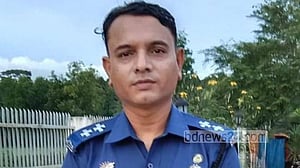 স্বামীকে না পেয়ে ২ সন্তানসহ স্ত্রীকে গ্রেপ্তার: এসআই প্রত্যাহার