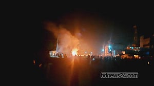 রাবি শিক্ষার্থীদের সঙ্গে স্থানীয়দের সংঘর্ষ, পুলিশ বক্স-দোকানপাটে আগুন