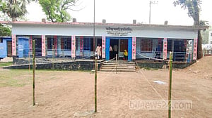 লালমাই উপজেলা নির্বাচন: এক কেন্দ্রে ৪০ মিনিট পরে এলেন প্রথম ভোটার