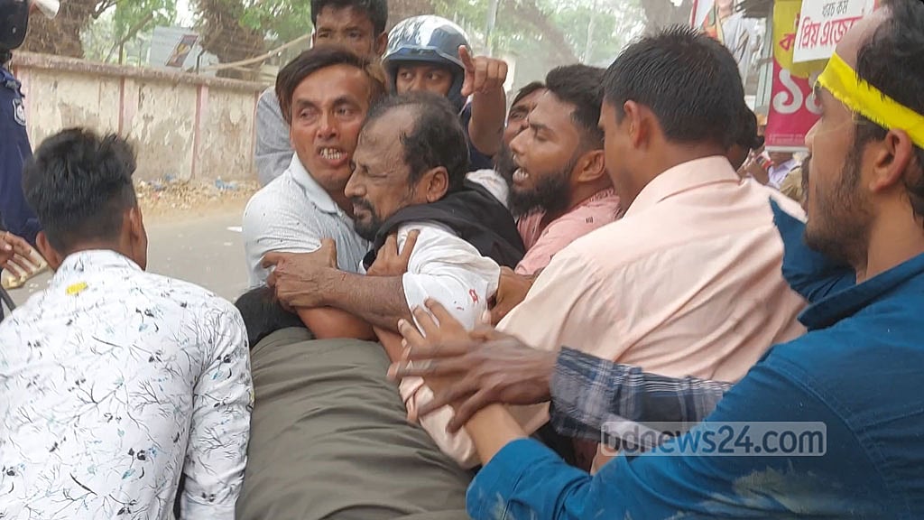 পটুয়াখালীতে এমপির উপস্থিতিতে উপজেলা চেয়ারম্যানকে কুপিয়ে জখম