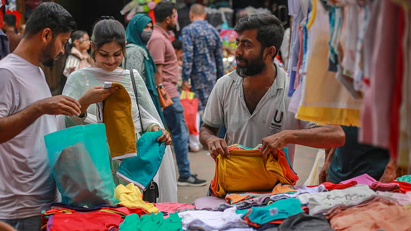 প্রিয়জনের সাথে ঈদের কেনাকাটা করতে শুক্রবার অনেকেই ছোটেন ঢাকার নিউ মার্কেটে।&amp;nbsp;ছবি: তাওহীদুজ্জামান তপু
