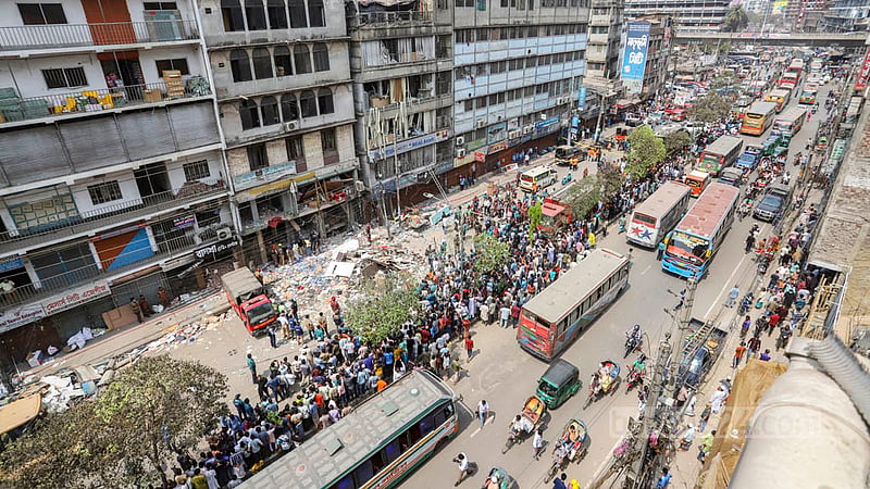 ব্যস্ত পুরান ঢাকার সিদ্দিক বাজারে বিস্ফোরণে বিধ্বস্ত ভবনে দ্বিতীয় দিনের উদ্ধার অভিযান চলাকালে সামনের নর্থ সাউথ রোডের একপাশ বন্ধ রাখা হয়। ছবি: আসিফ মাহমুদ অভি