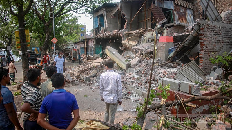 কামরাঙ্গীরচরের মাতবর বাজার এলাকায় মঙ্গলবার বুড়িগঙ্গা তীরে অবৈধ স্থাপনা্ উচ্ছেদ করে বিআইডব্লিউটিএ।&amp;nbsp;ছবি: তাওহীদুজ্জামান তপু