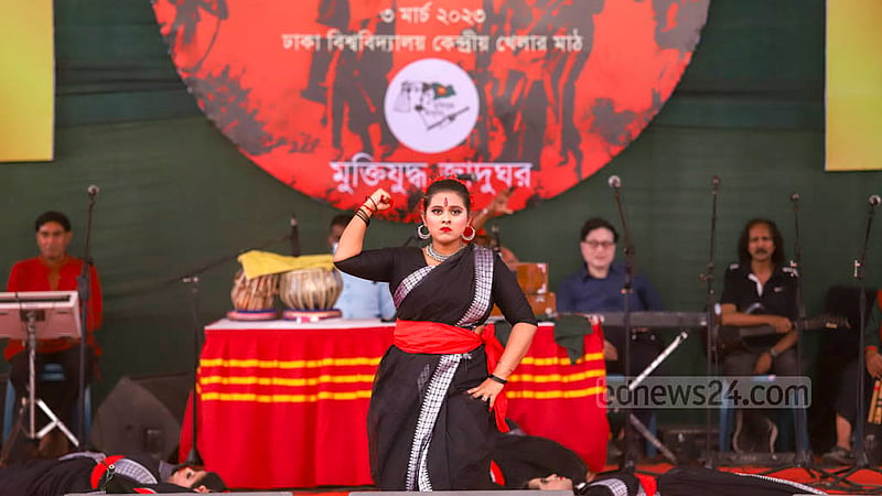ঢাকা বিশ্ববিদ্যালয়ের কেন্দ্রীয় খেলার মাঠে শুক্রবার মুক্তির উৎসবে নৃত্য পরিবেশন করেন ইঞ্জিনিয়ারিং ইউনিভার্সিটি স্কুল অ্যান্ড কলেজের শিক্ষার্থীরা।&amp;nbsp;ছবি: মাহমুদ জামান অভি